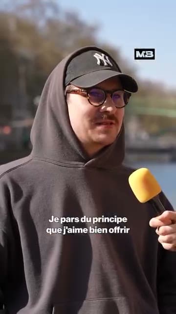Passant interviewé pour le micro-trottoir « Vos pires dates »