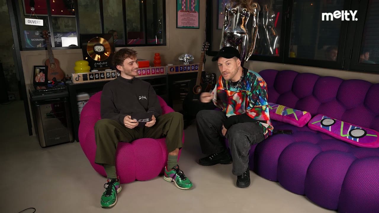 Nathan Daout et Mosimann sur le canapé du studio