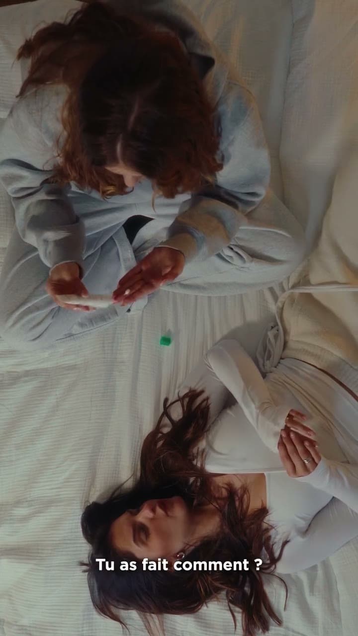 Deux amies allongées, scène d'un format Bioderma