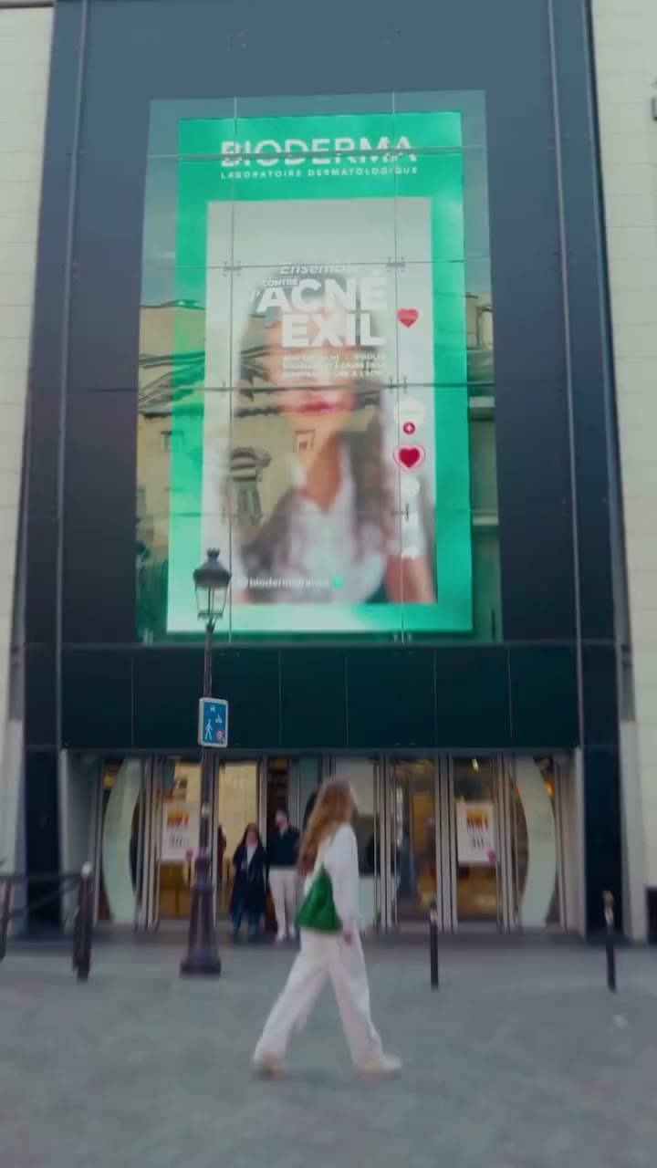 Vitrine Bioderma dans une pharmacie parisienne