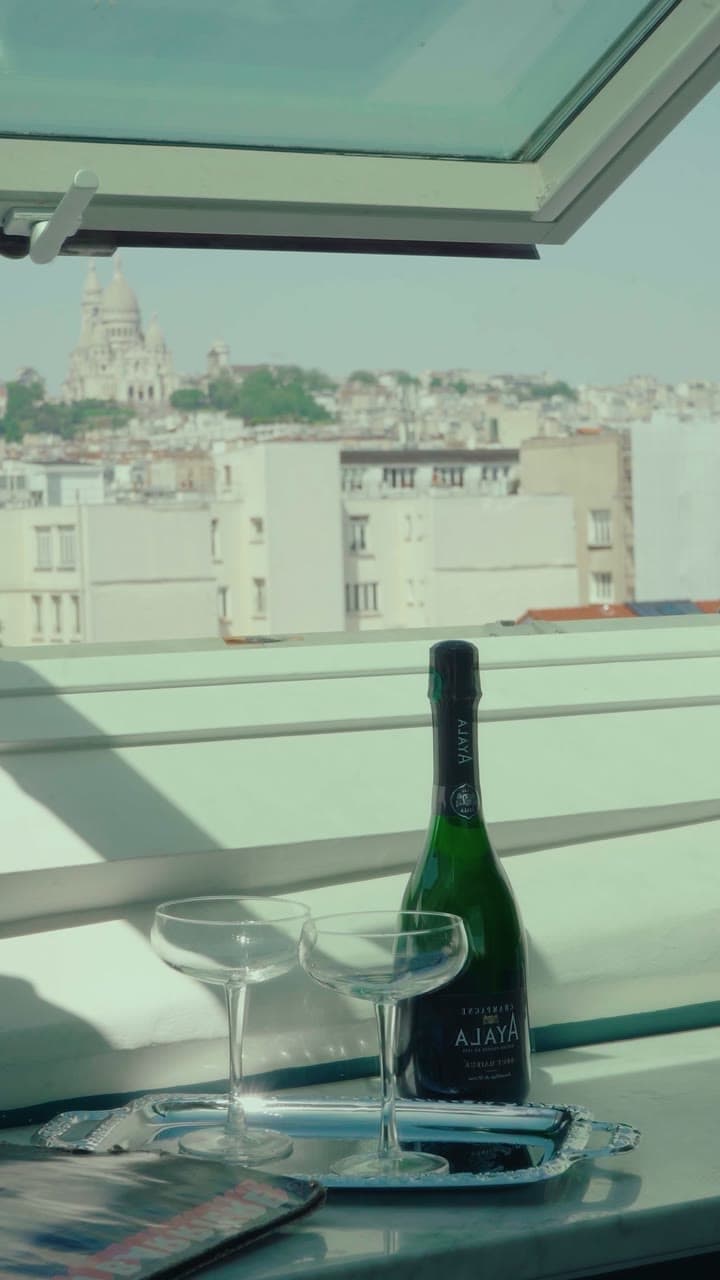 Chambre lumineuse de l'Hôtel Paradis avec vue sur les toits
