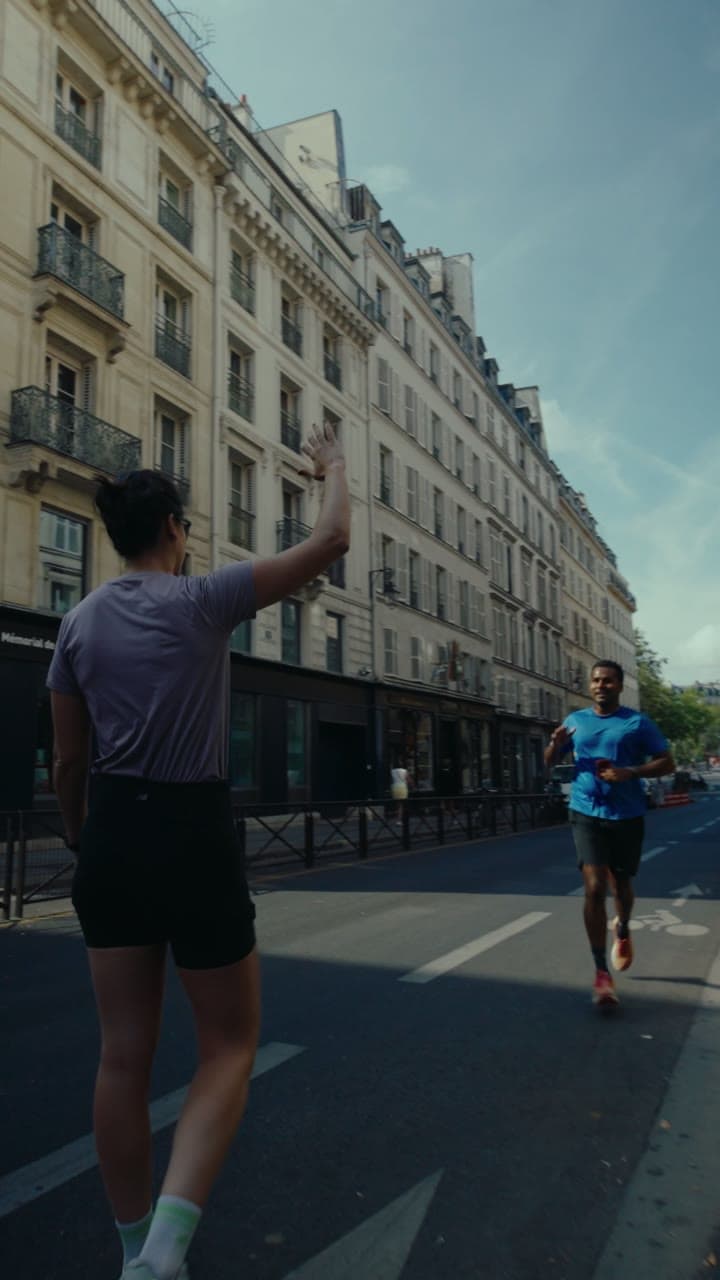 Coureur dans une rue de Paris pendant le Summer Run & Ride OPPO