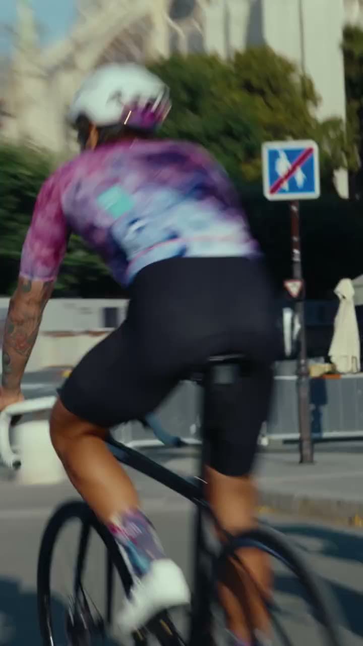 Cycliste en plein effort dans Paris