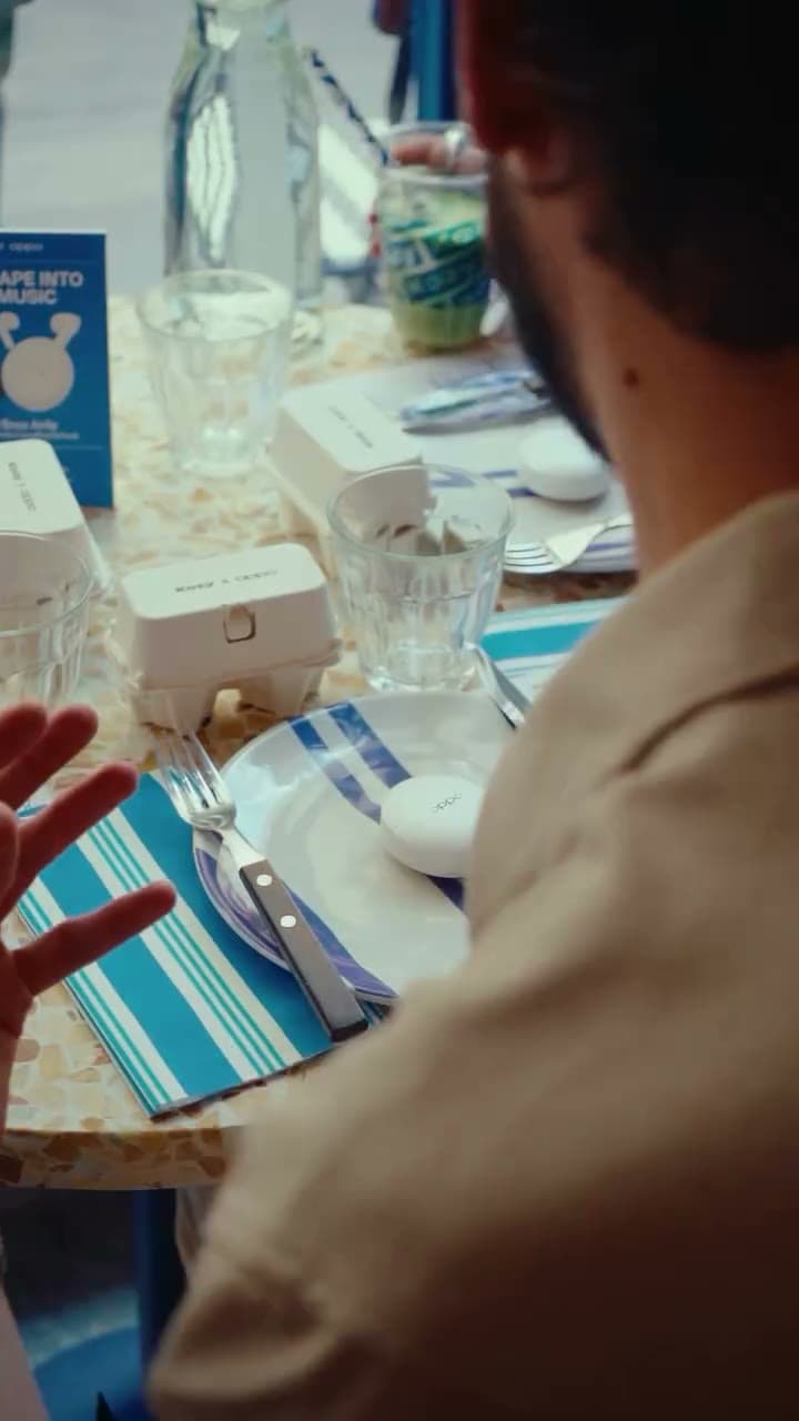 Invité découvrant les écouteurs OPPO