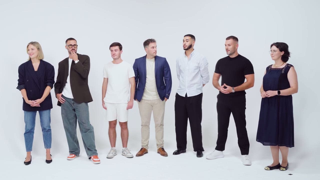 Les candidats alignés en studio blanc