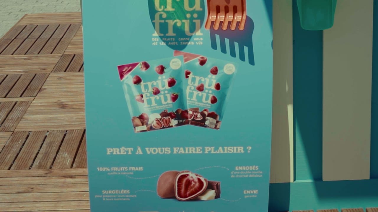 Stand Trüfrü et affiche « Prêt à vous faire plaisir ? »